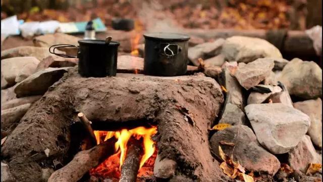 房车露营新玩法让你在野外也可以烧烤火锅
