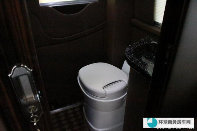 盘点进口奔驰斯宾特6座带卫生间房车优势