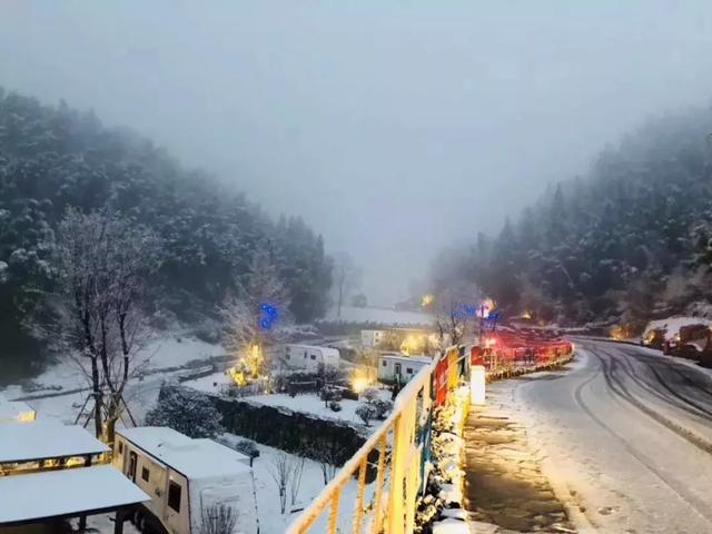 雪后的宜昌三峡国际房车露营地收费标准