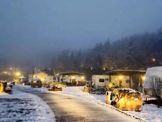 雪后的宜昌三峡国际房车露营地收费标准
